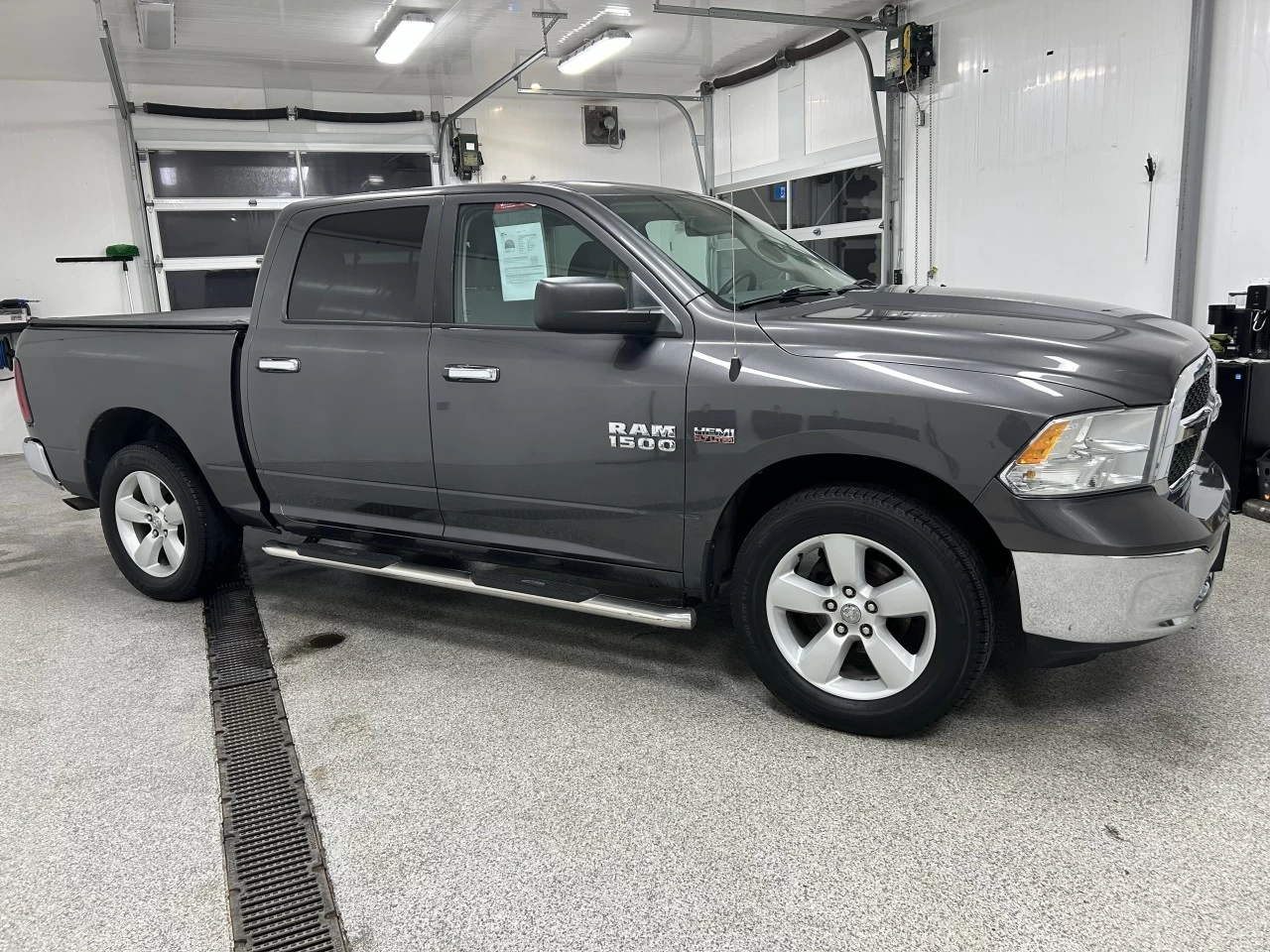 2016 Ram 1500 SLT Image principale