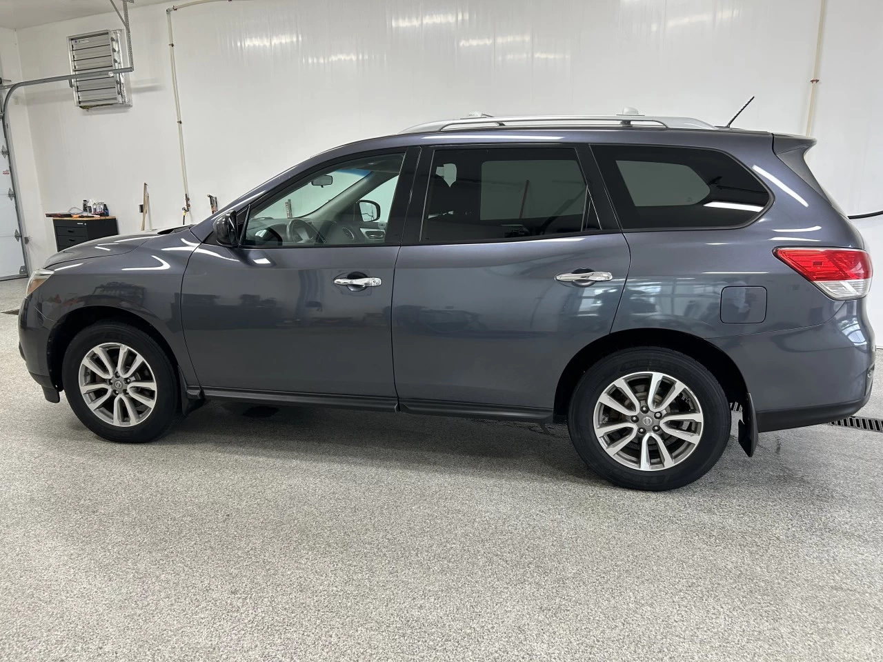 2014 Nissan Pathfinder SV Main Image