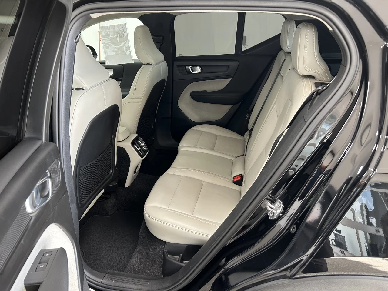 2019 Volvo XC40 Momentum Main Image