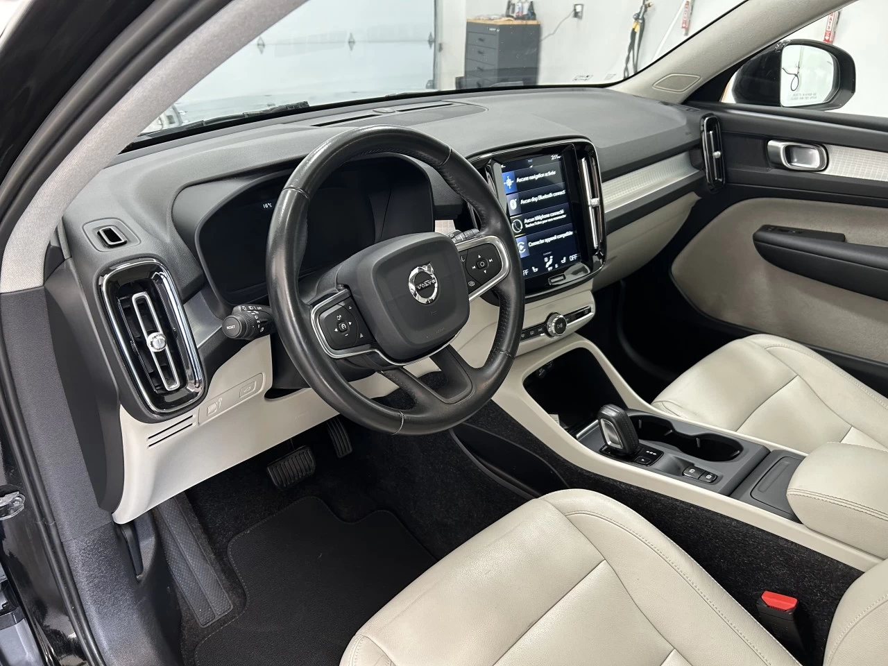 2019 Volvo XC40 Momentum Main Image