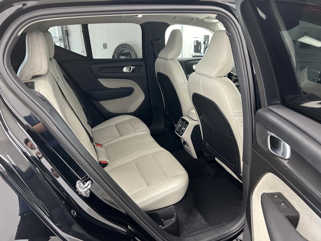 2019 Volvo XC40 Momentum Main Image