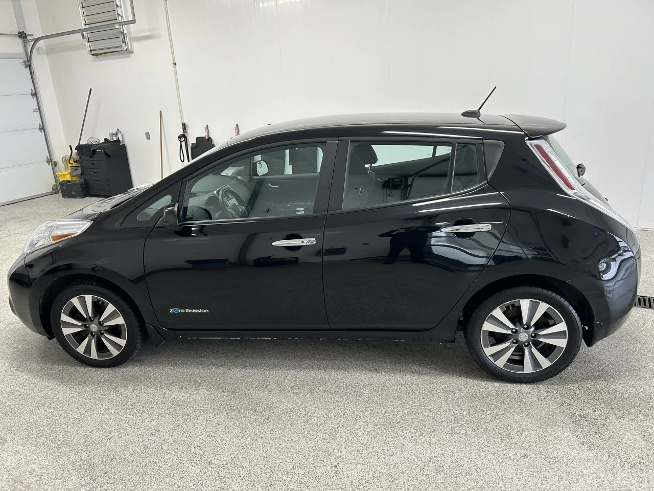 2016 Nissan LEAF SV Image principale