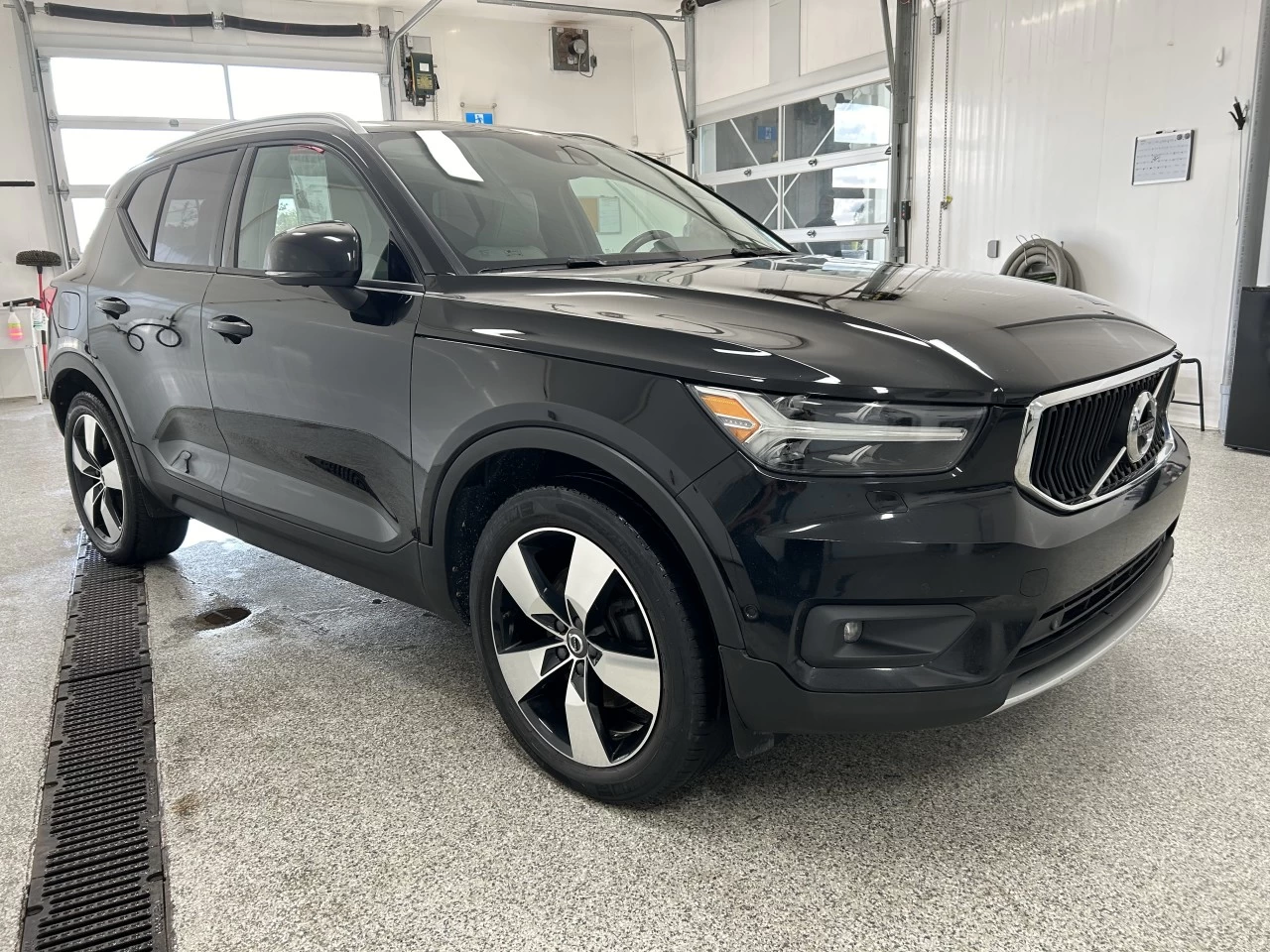 2019 Volvo XC40 Momentum Main Image