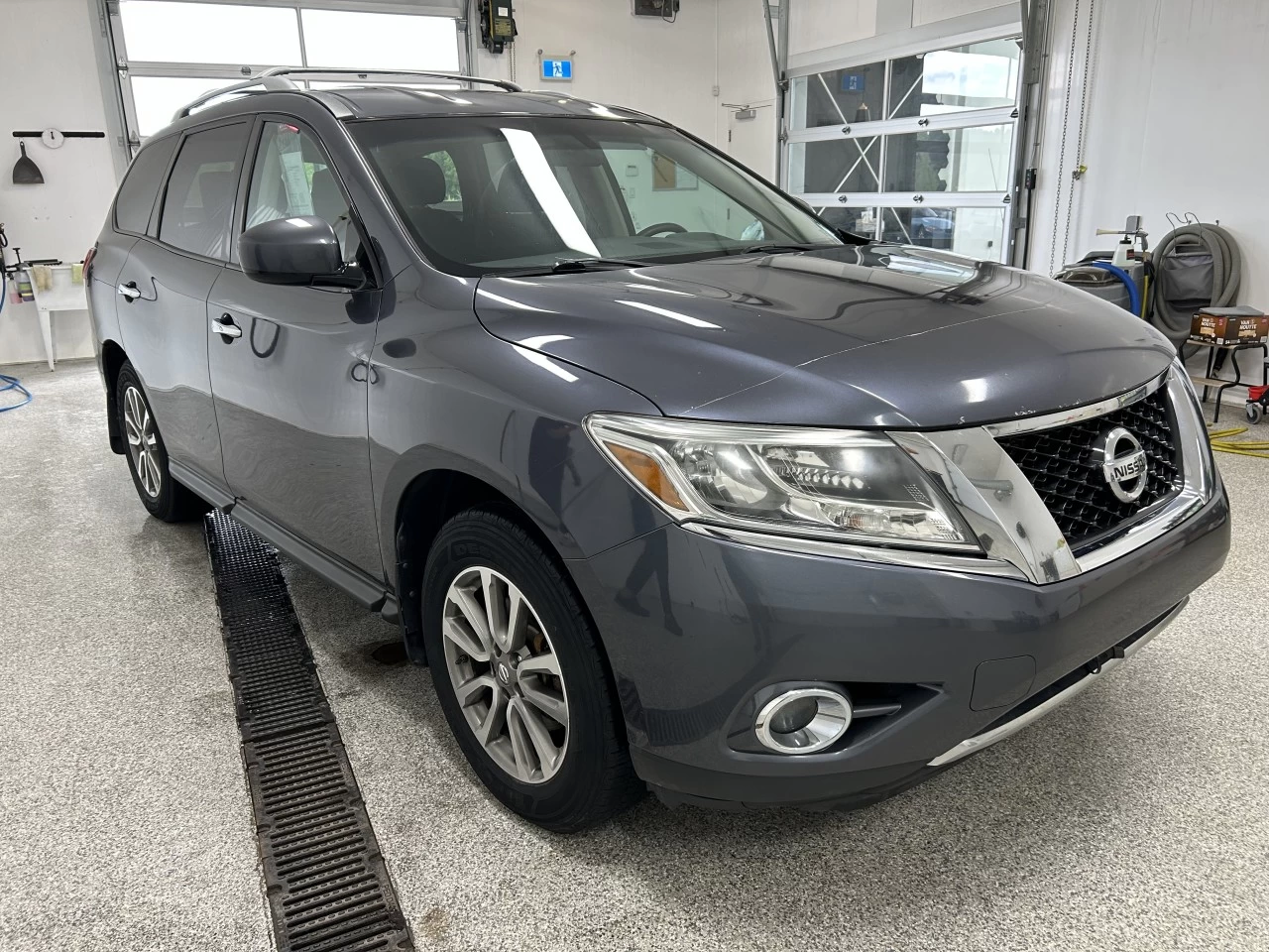 2014 Nissan Pathfinder SV Main Image