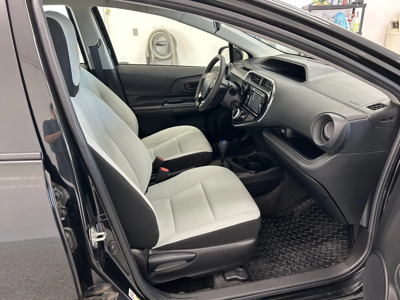 2018 Toyota Prius c Auto Image principale