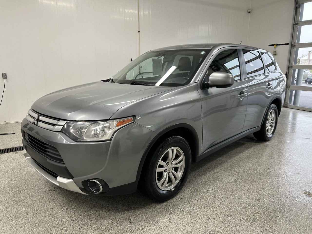 Mitsubishi 2015 Outlander ES